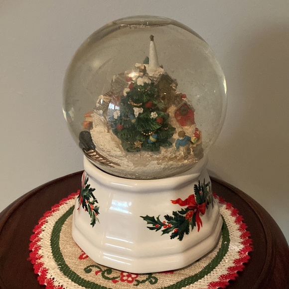 Vintage Pfaltzgraff "Heritage Station" Christmas musical snow globe - Picture 4 of 7